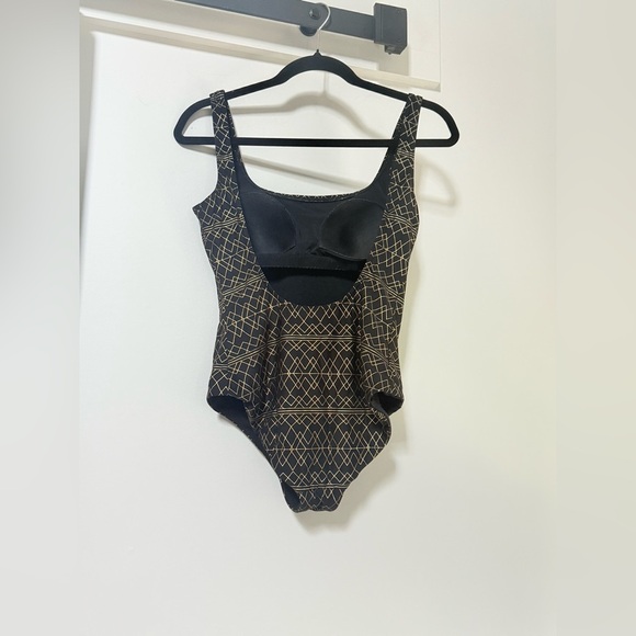NIP TUCK BOND EYE ONE PIECE SWIMSUIT Black & Gold Size 6 (s) - Picture 9 of 9